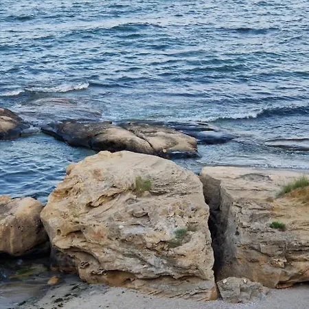 דירה Aпартамент с две спални, кухня и хол